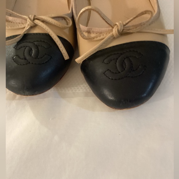Chanel
Chanel Beige/Black Leather CC Cap Toe Bow Ballet Flats - Picture 9 of 13
